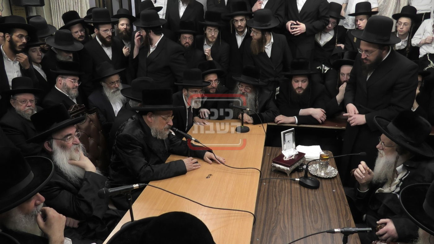 ניחום אבלים בחצה"ק מודז'יץ וקוזמיר 