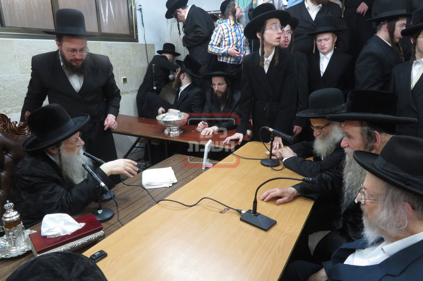 ניחום אבלים בחצה"ק מודז'יץ וקוזמיר 