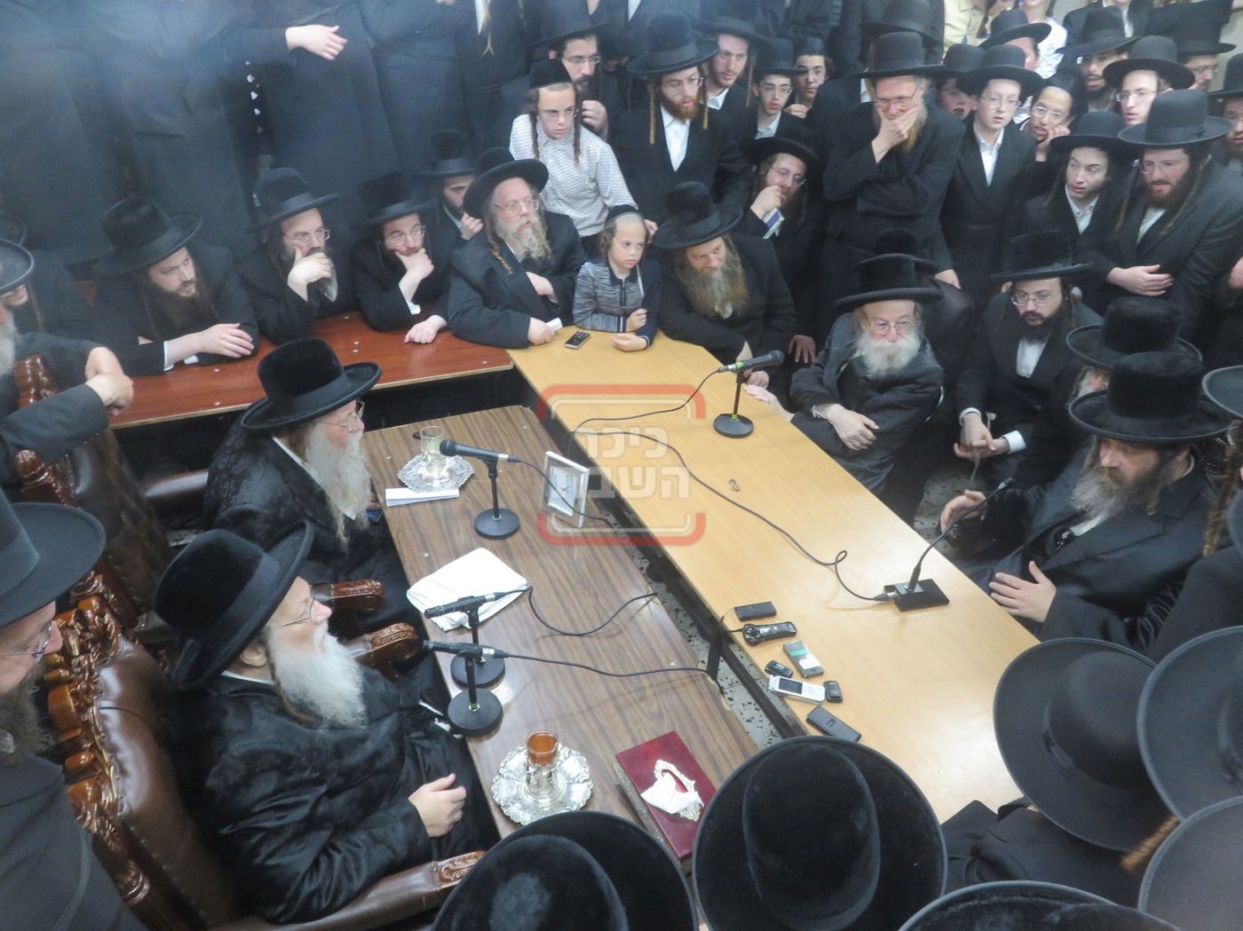 ניחום אבלים בחצה"ק מודז'יץ וקוזמיר 