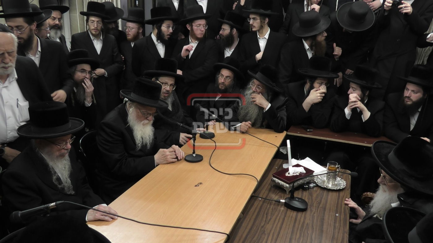 ניחום אבלים בחצה"ק מודז'יץ וקוזמיר 