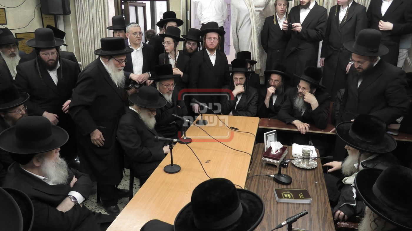 ניחום אבלים בחצה"ק מודז'יץ וקוזמיר 