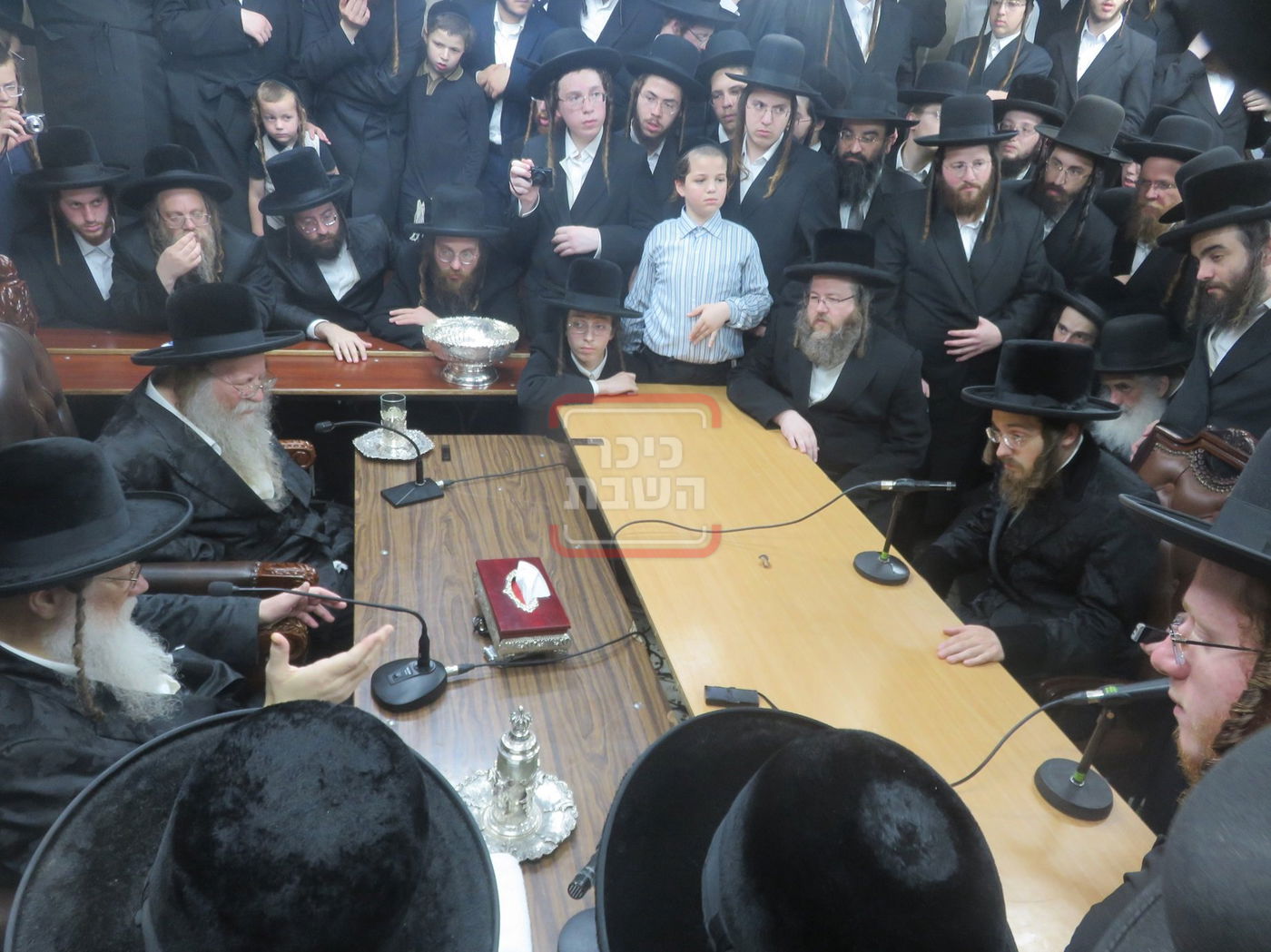 ניחום אבלים בחצה"ק מודז'יץ וקוזמיר 