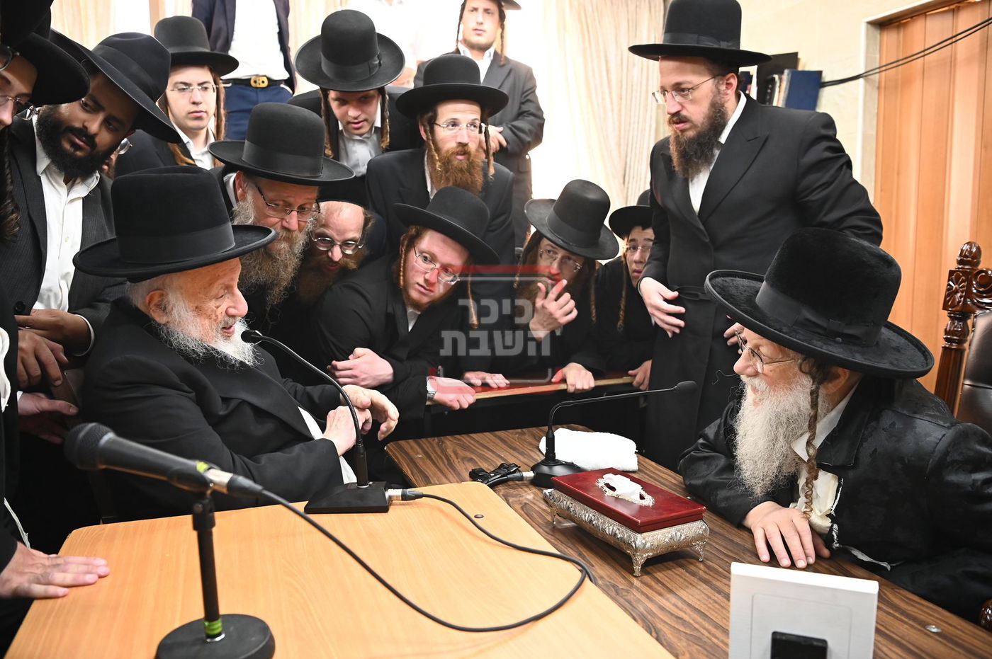 ניחום אבלים בחצה"ק מודז'יץ וקוזמיר 