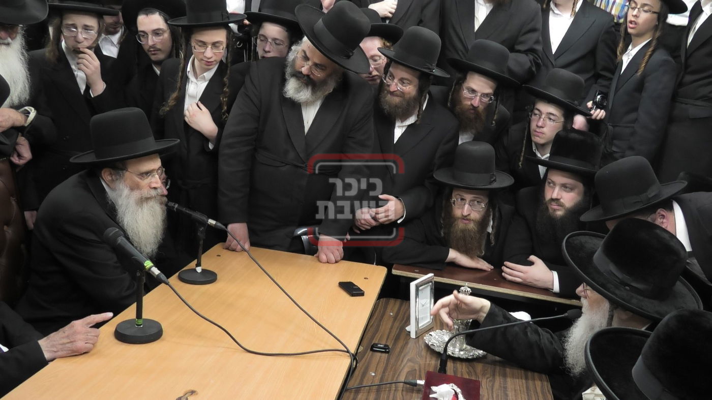 ניחום אבלים בחצה"ק מודז'יץ וקוזמיר 