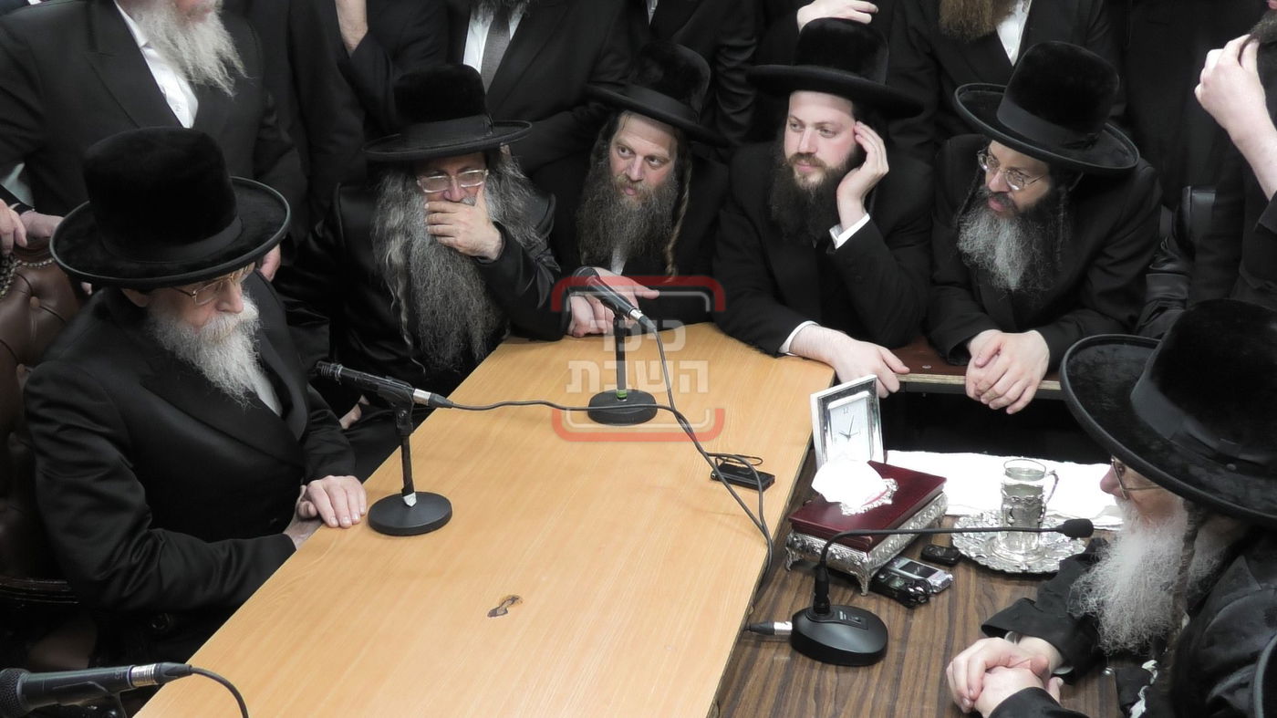 ניחום אבלים בחצה"ק מודז'יץ וקוזמיר 