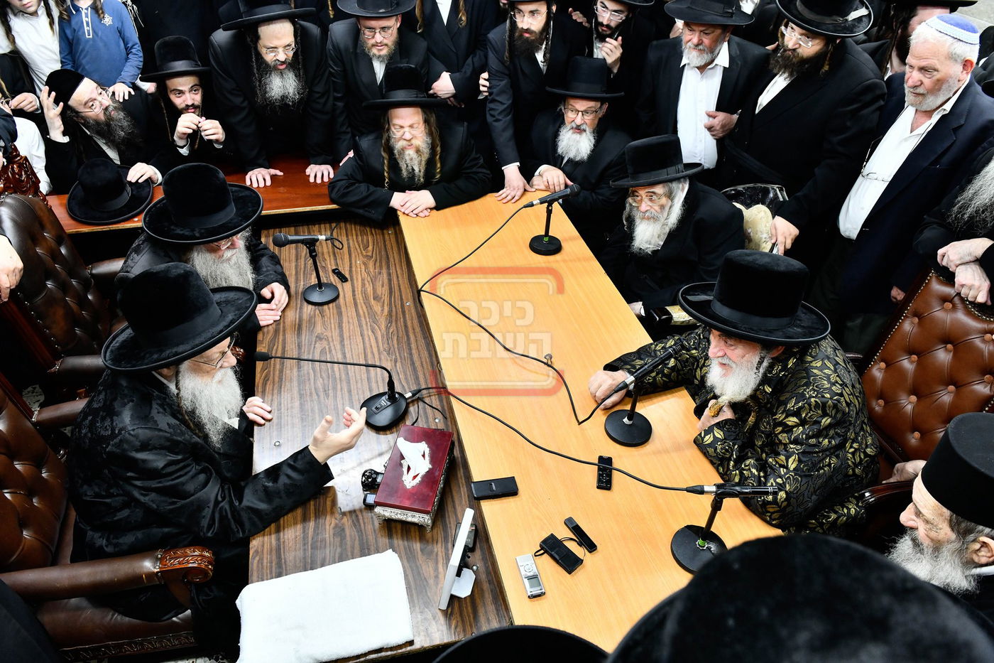 ניחום אבלים בחצה"ק מודז'יץ וקוזמיר 