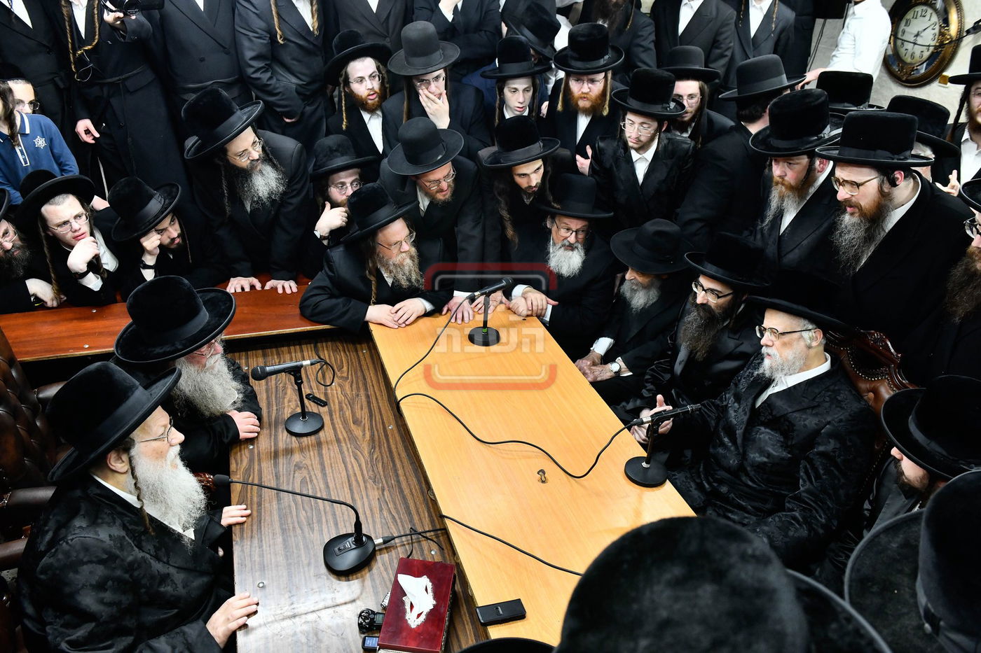 ניחום אבלים בחצה"ק מודז'יץ וקוזמיר 