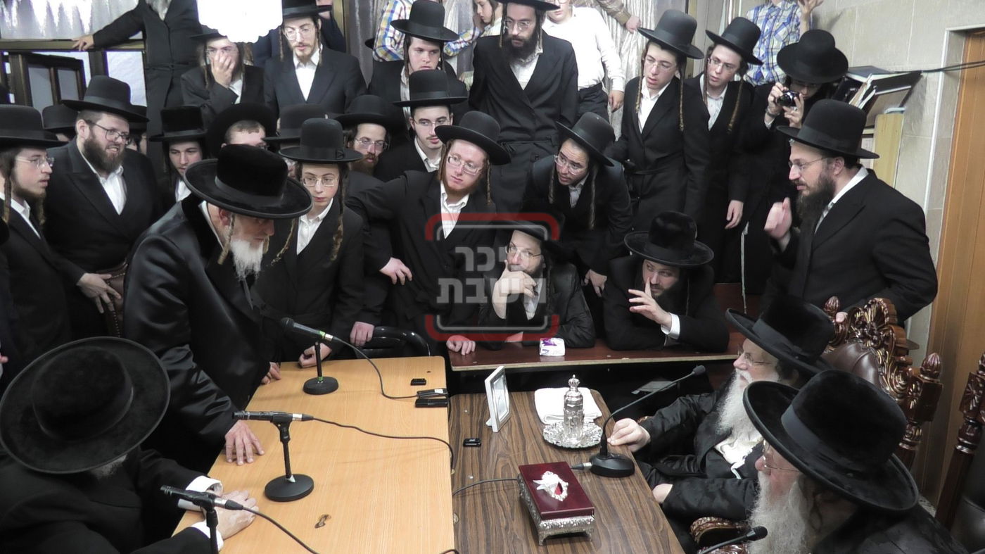 ניחום אבלים בחצה"ק מודז'יץ וקוזמיר 