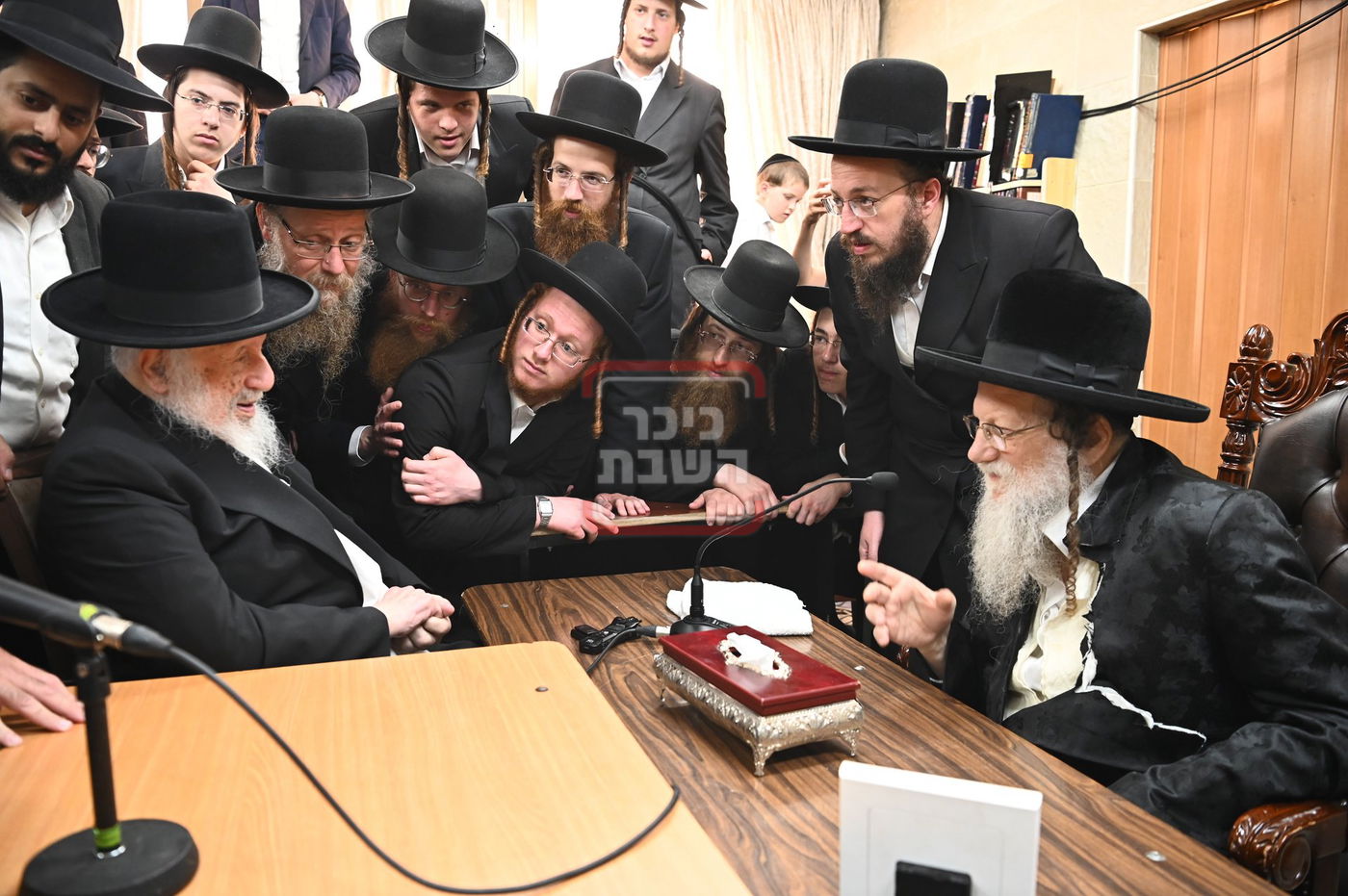 ניחום אבלים בחצה"ק מודז'יץ וקוזמיר 