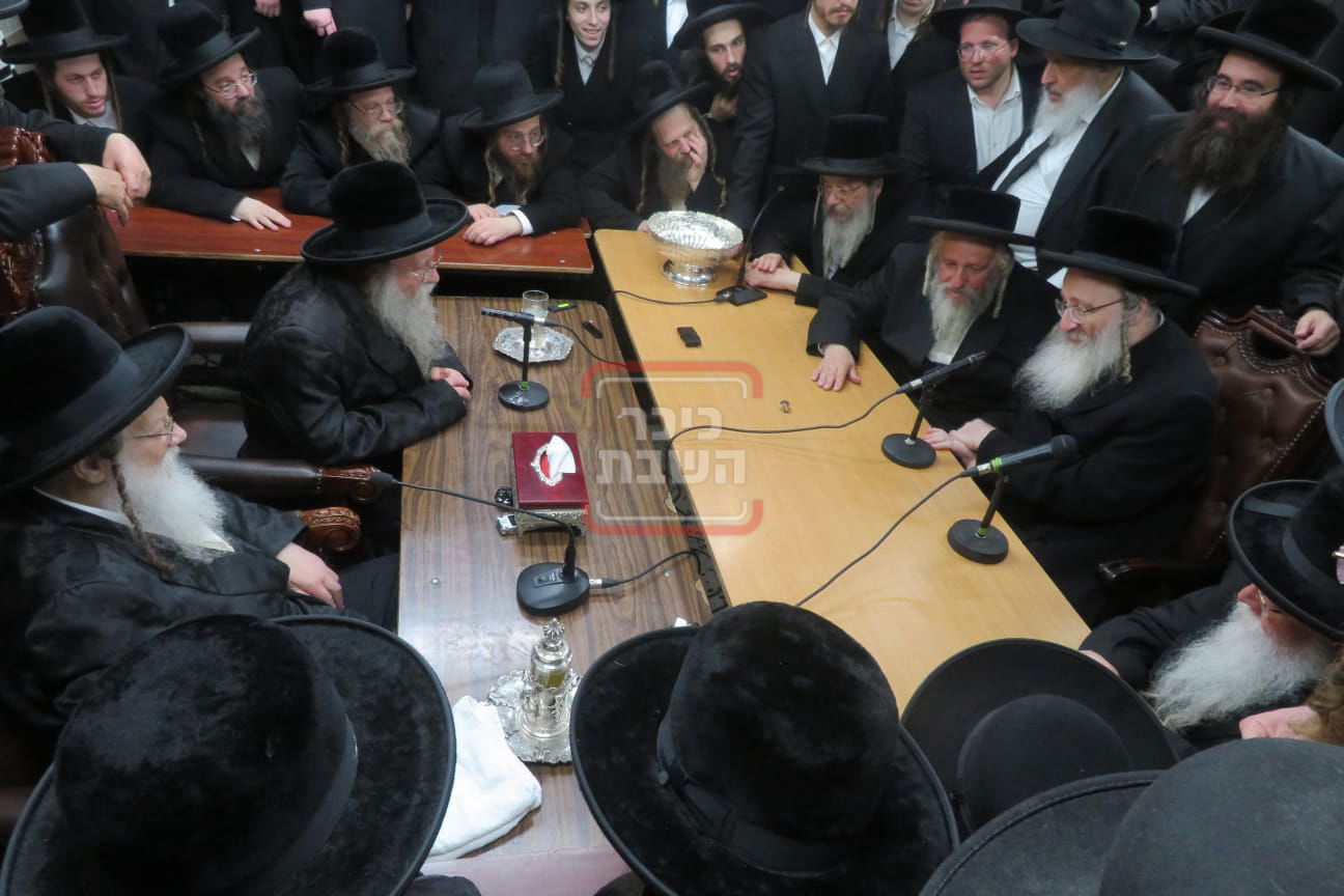 ניחום אבלים בחצה"ק מודז'יץ וקוזמיר 