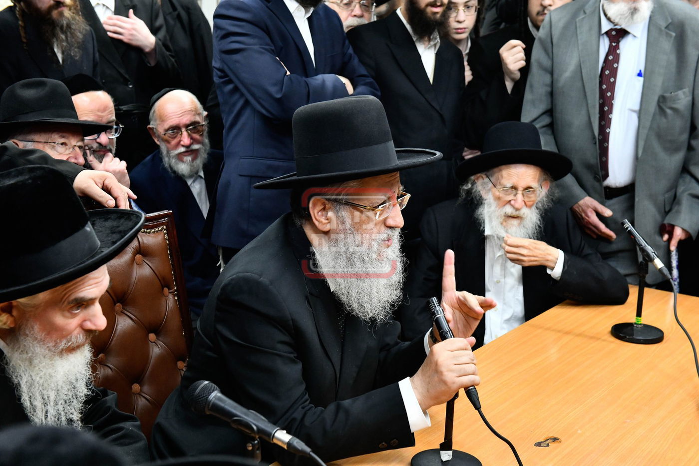 ניחום אבלים בחצה"ק מודז'יץ וקוזמיר 