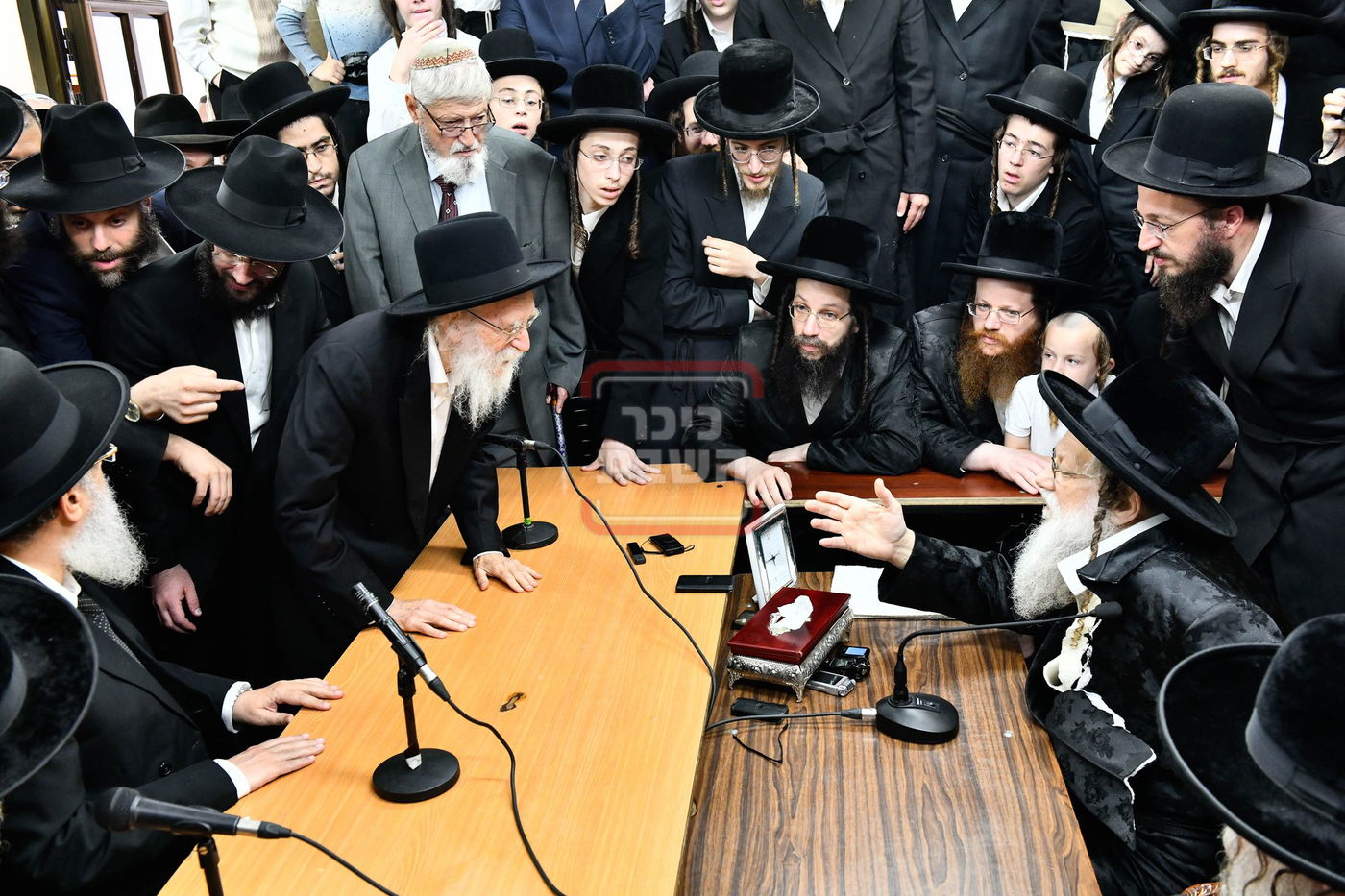 ניחום אבלים בחצה"ק מודז'יץ וקוזמיר 