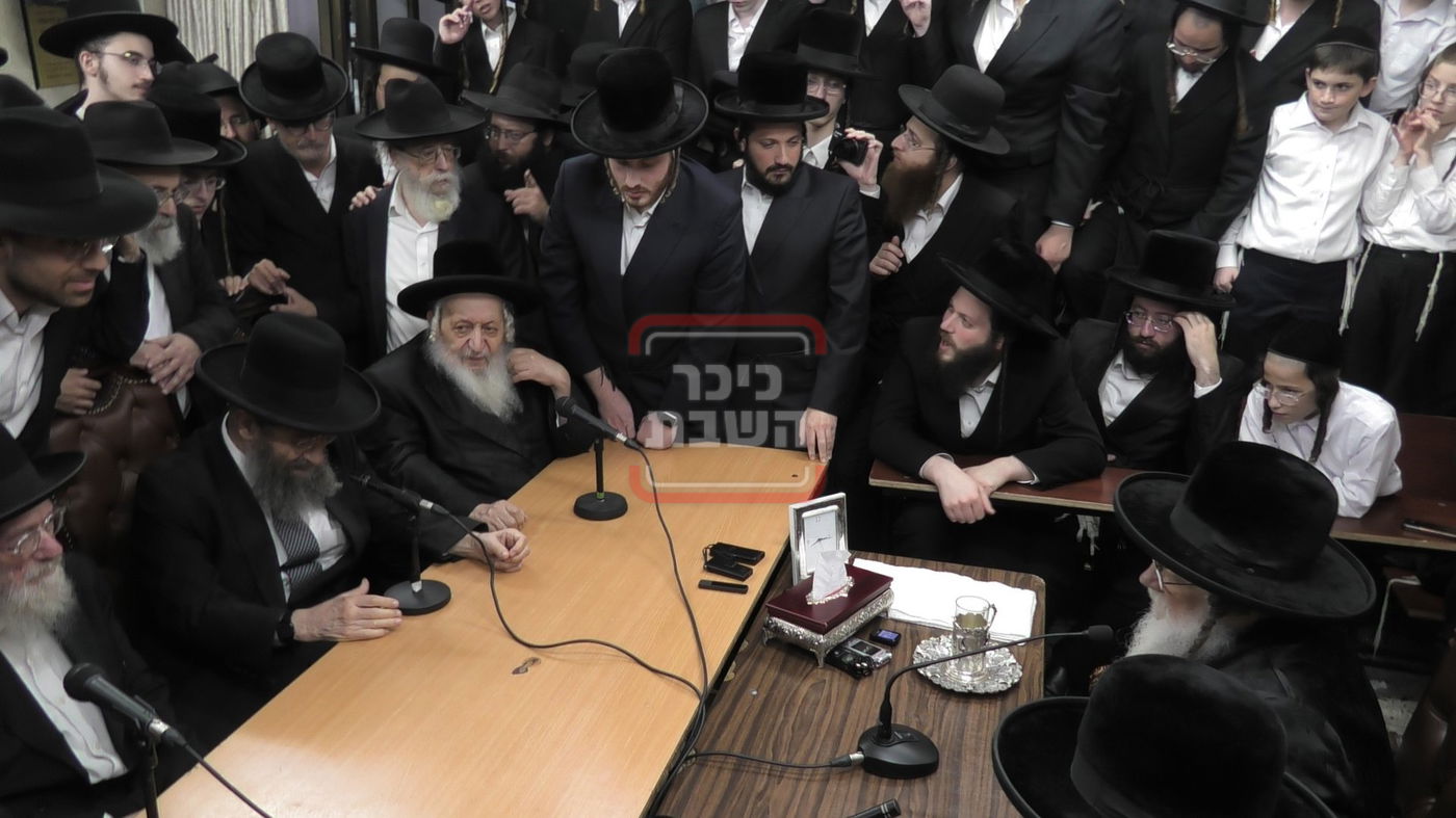 ניחום אבלים בחצה"ק מודז'יץ וקוזמיר 