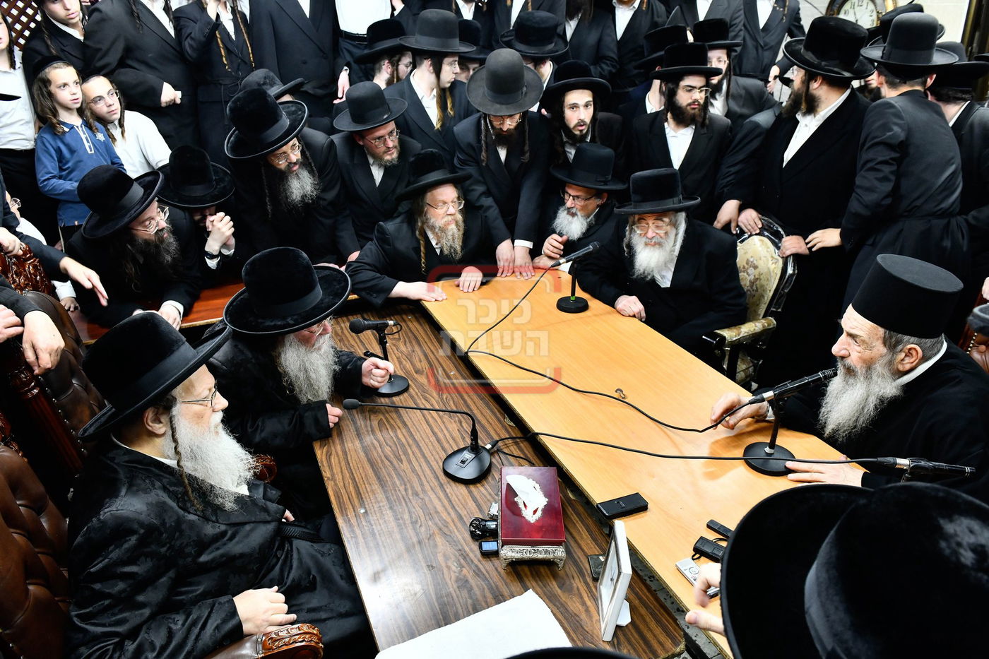 ניחום אבלים בחצה"ק מודז'יץ וקוזמיר 