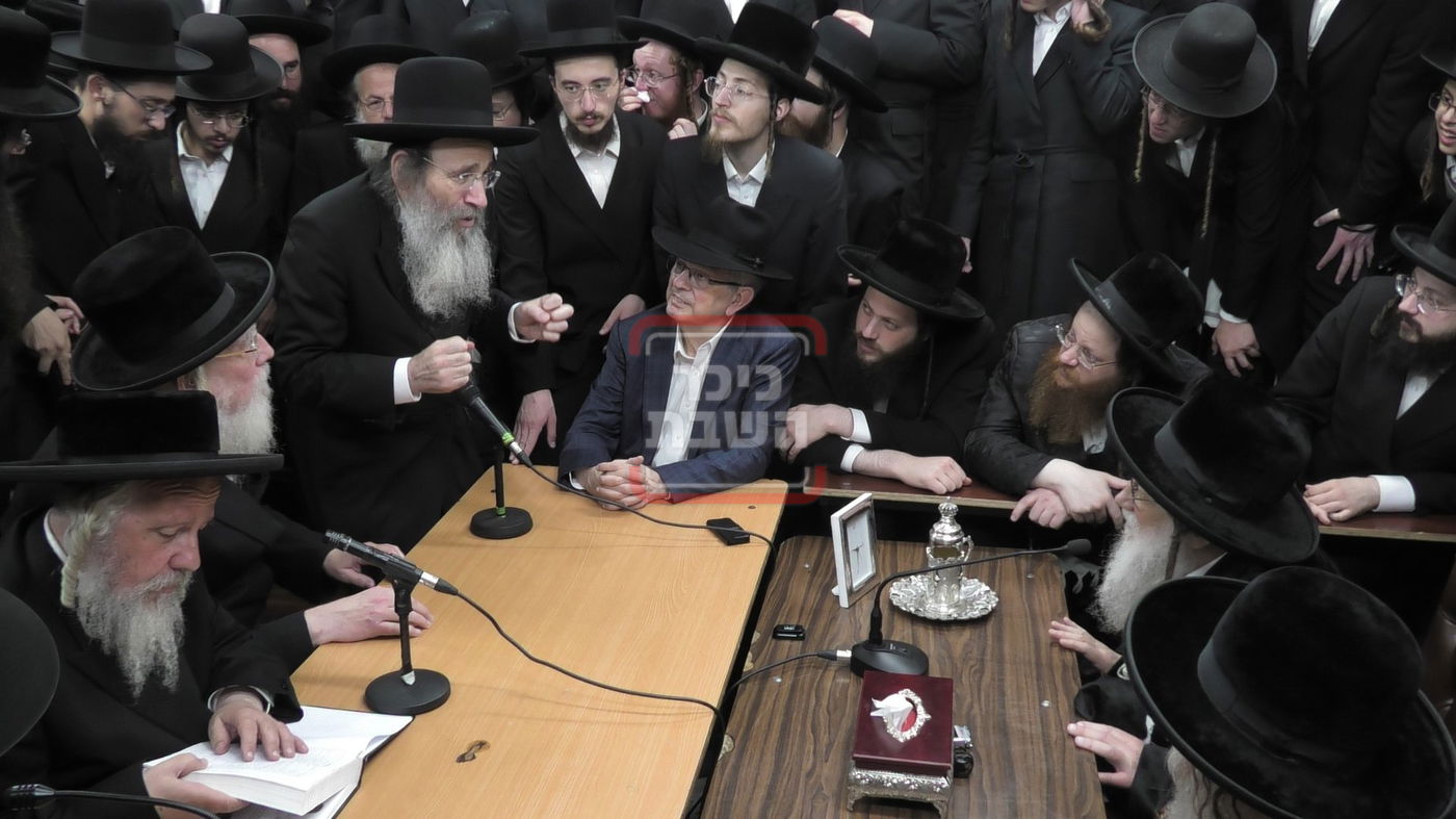 ניחום אבלים בחצה"ק מודז'יץ וקוזמיר 