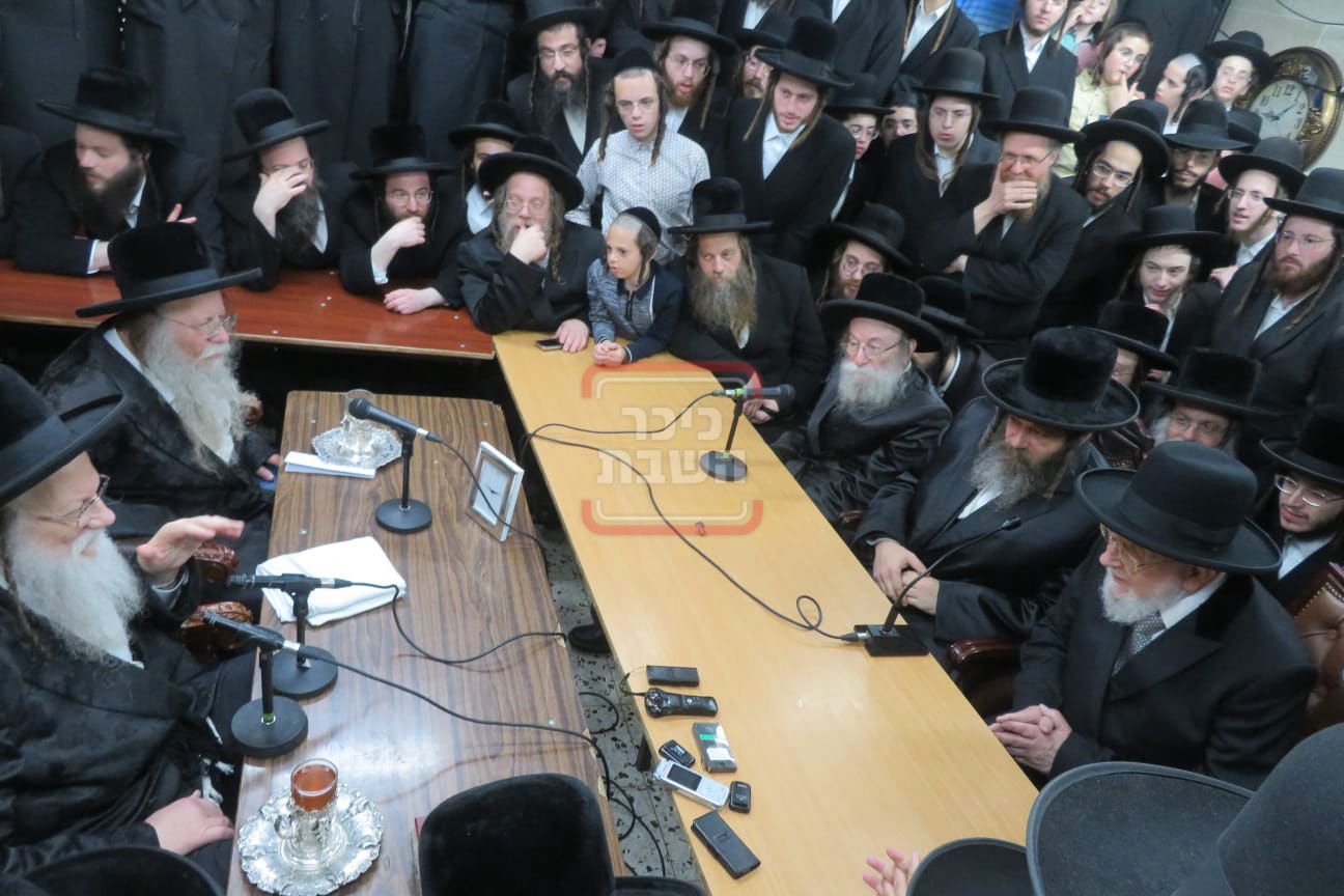 ניחום אבלים בחצה"ק מודז'יץ וקוזמיר 