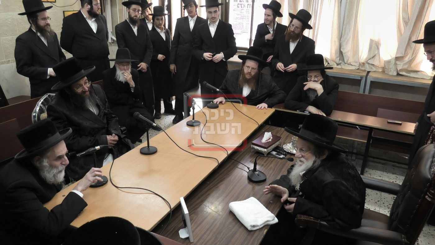 ניחום אבלים בחצה"ק מודז'יץ וקוזמיר 