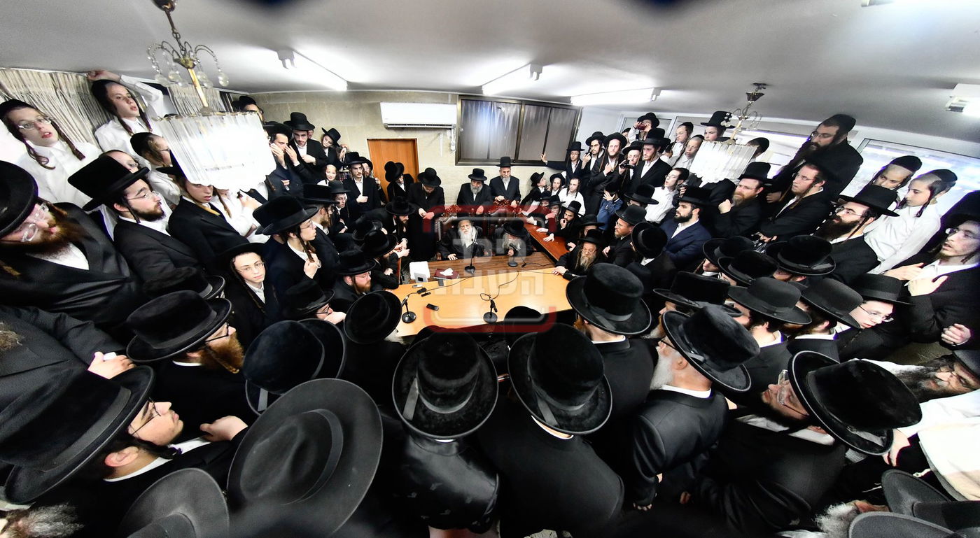 ניחום אבלים בחצה"ק מודז'יץ וקוזמיר 