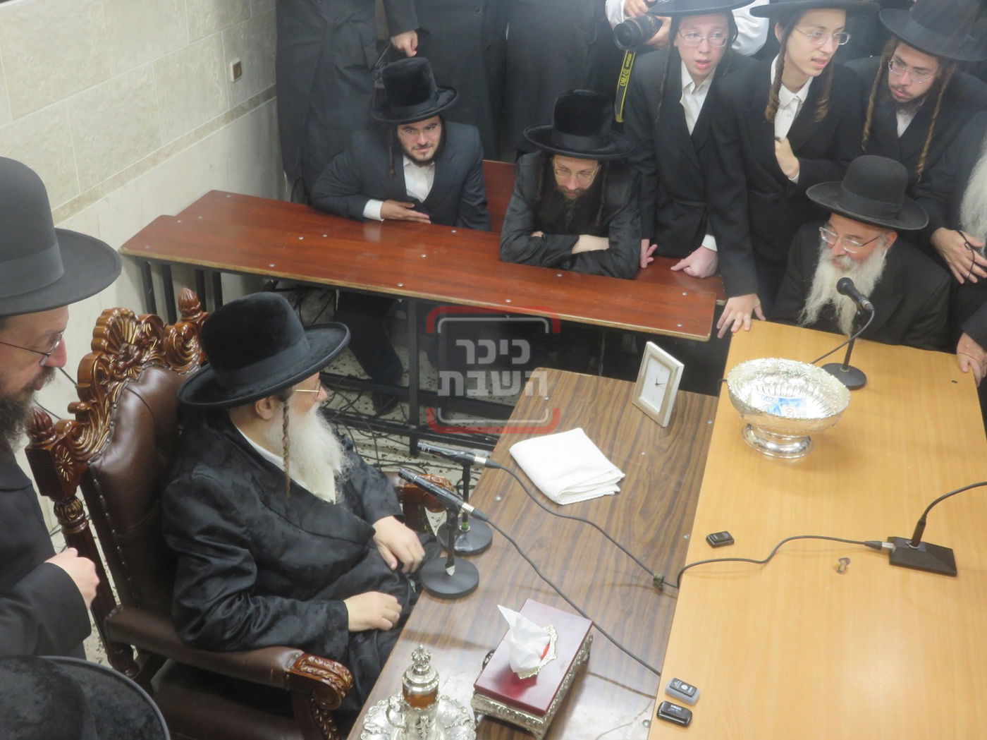 ניחום אבלים בחצה"ק מודז'יץ וקוזמיר 