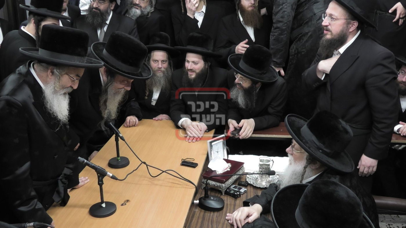 ניחום אבלים בחצה"ק מודז'יץ וקוזמיר 