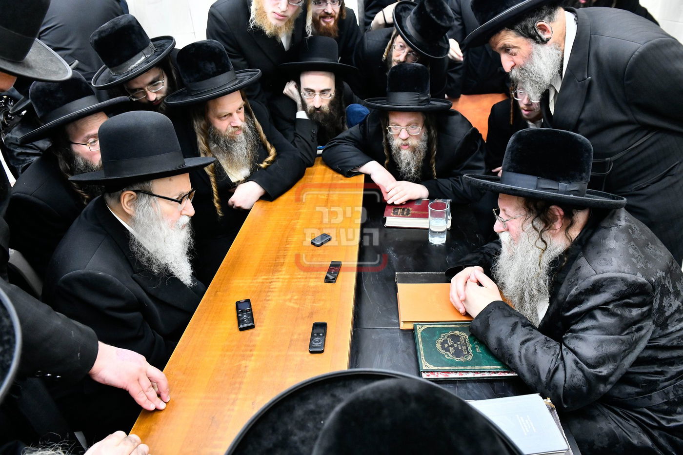 ניחום אבלים בחצה"ק מודז'יץ וקוזמיר 