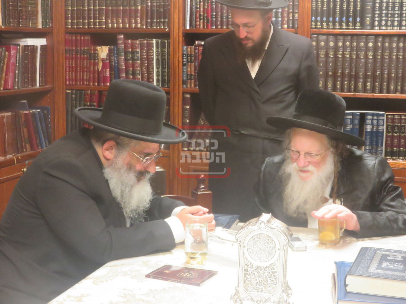 ניחום אבלים בחצה"ק מודז'יץ וקוזמיר 