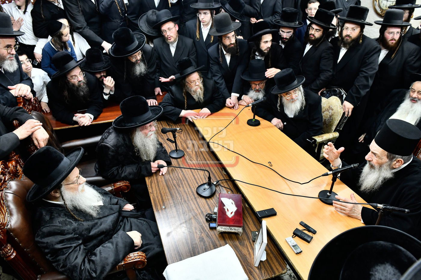 ניחום אבלים בחצה"ק מודז'יץ וקוזמיר 