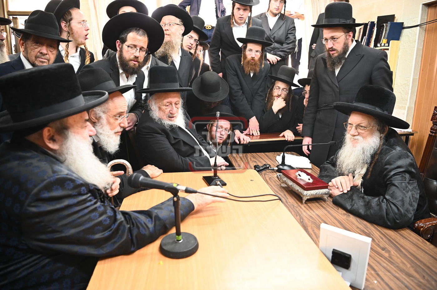 ניחום אבלים בחצה"ק מודז'יץ וקוזמיר 