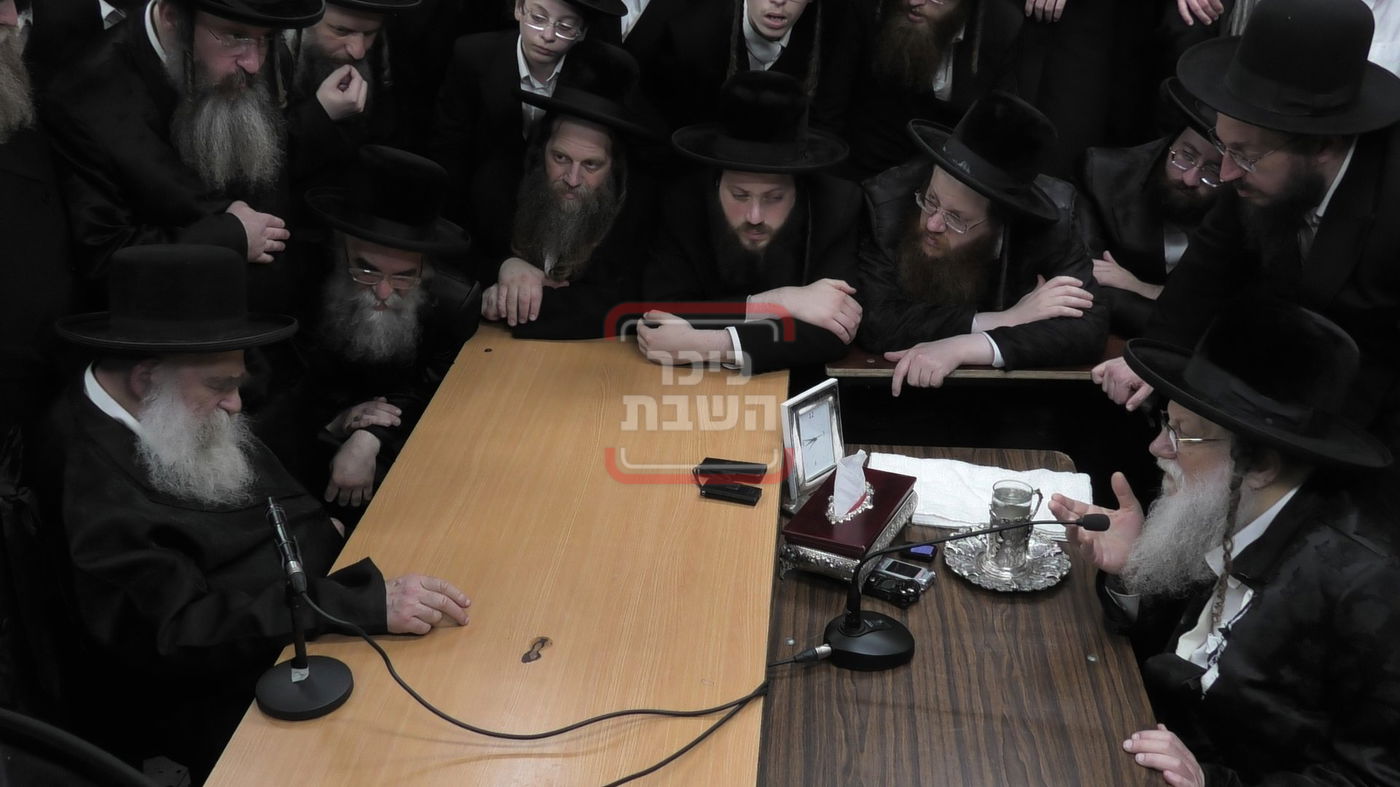 ניחום אבלים בחצה"ק מודז'יץ וקוזמיר 