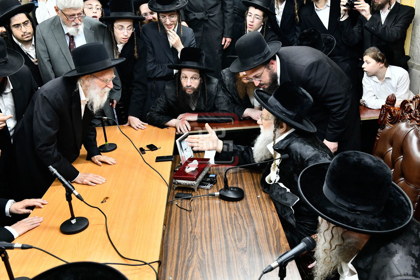 ניחום אבלים בחצה"ק מודז'יץ וקוזמיר 