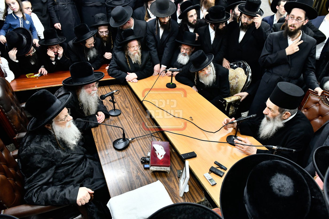 ניחום אבלים בחצה"ק מודז'יץ וקוזמיר 