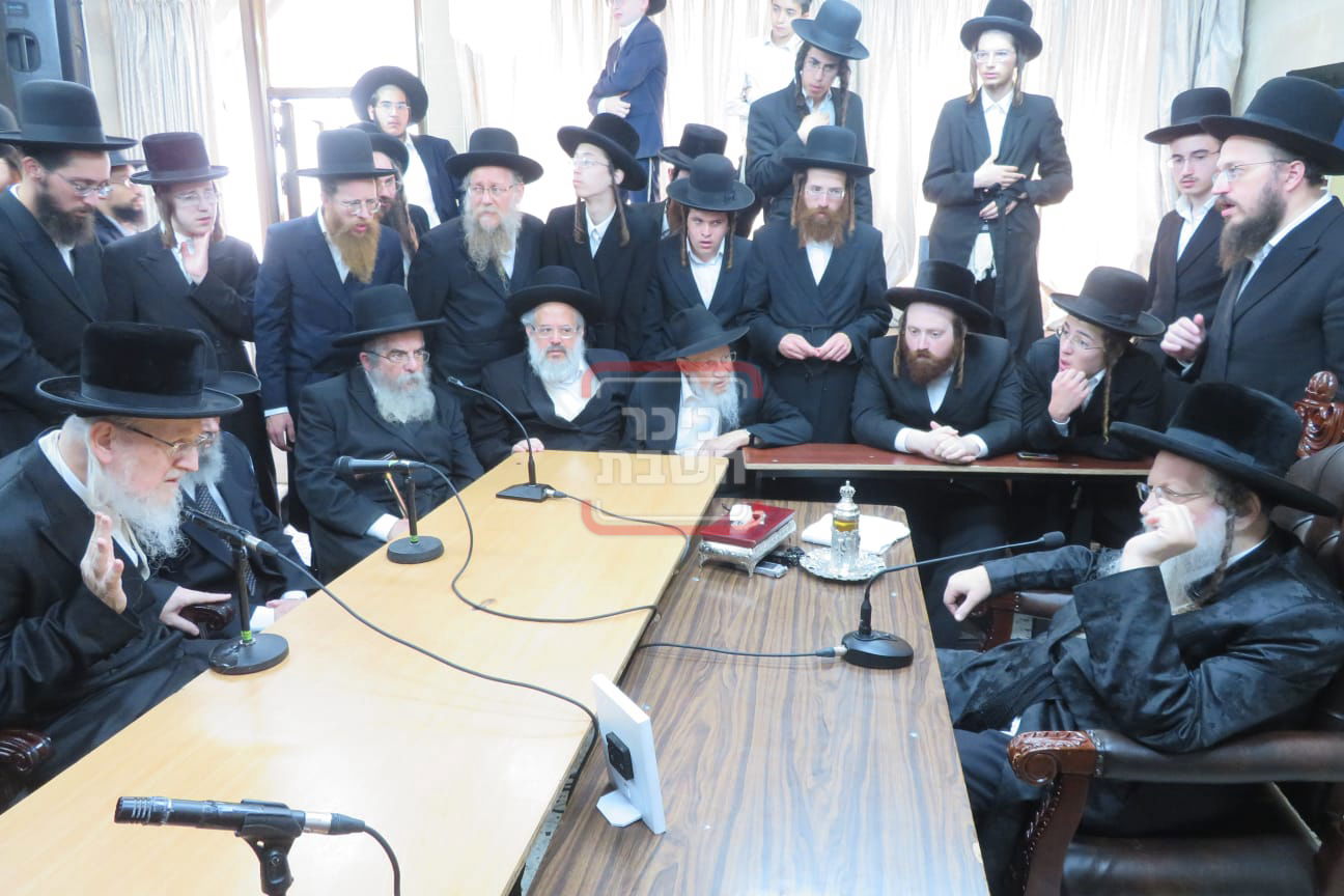 ניחום אבלים בחצה"ק מודז'יץ וקוזמיר 