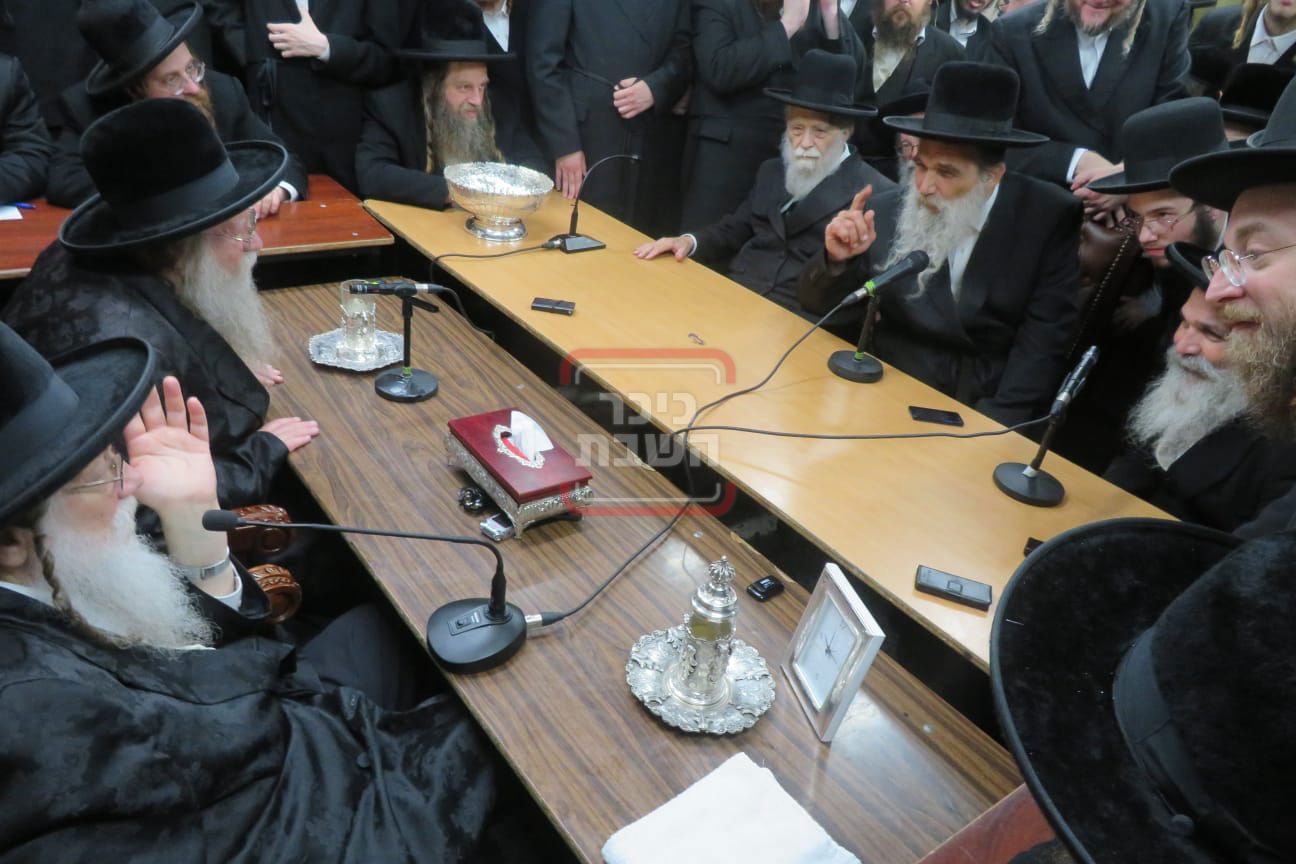 ניחום אבלים בחצה"ק מודז'יץ וקוזמיר 