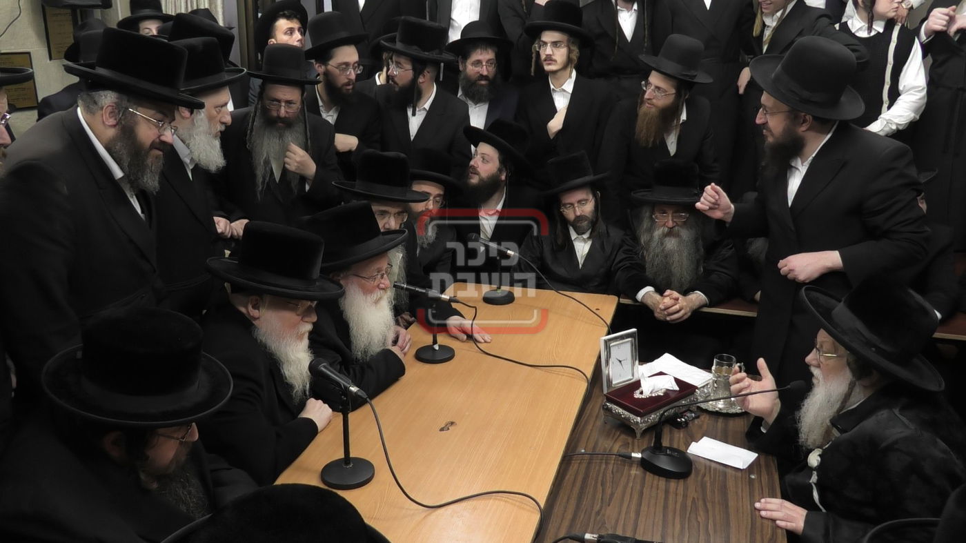 ניחום אבלים בחצה"ק מודז'יץ וקוזמיר 