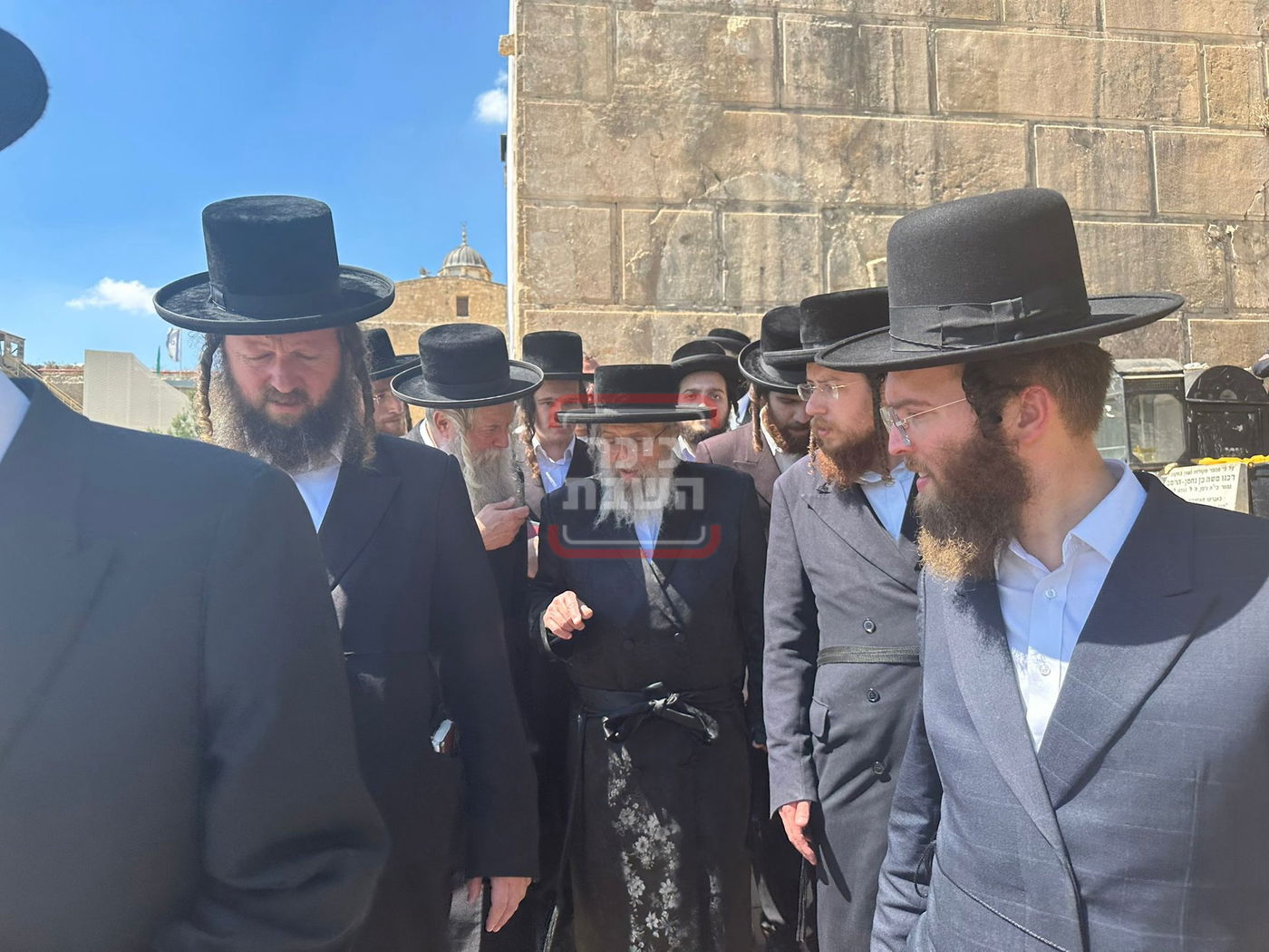 האדמו"ר מפינסק קארלין במערת המכפלה 