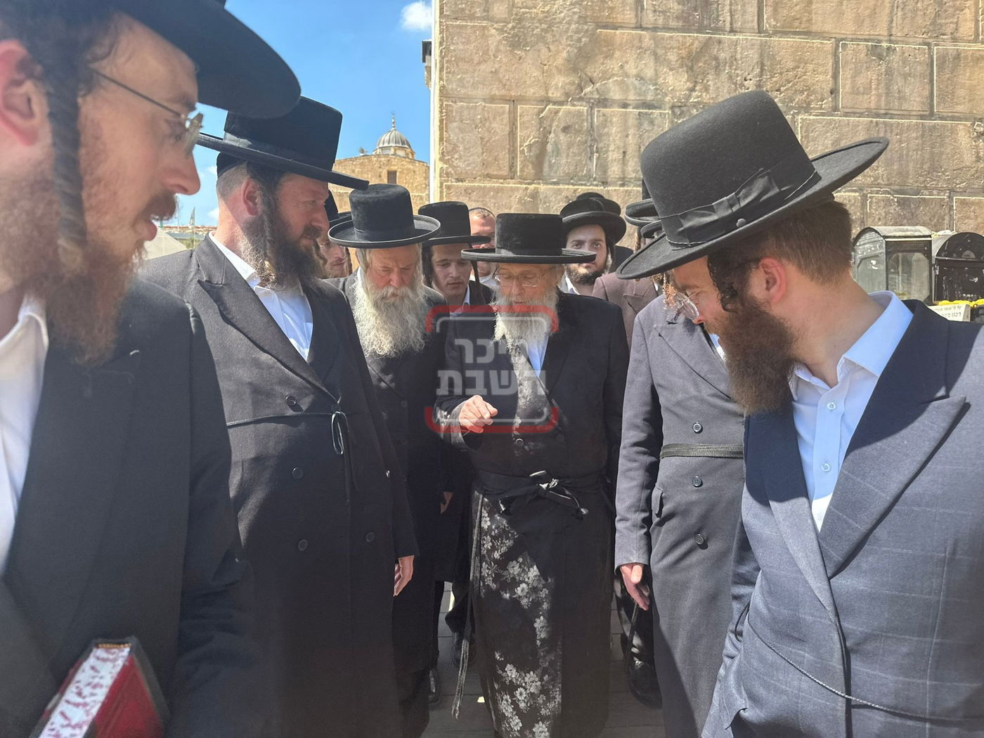 האדמו"ר מפינסק קארלין במערת המכפלה 