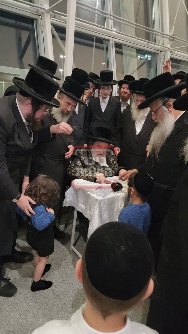 האדמו"ר מויז'ניץ בהגעתו לארה"ב