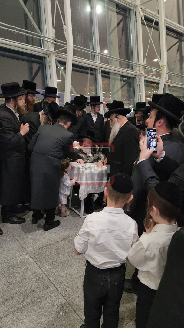 האדמו"ר מויז'ניץ בהגעתו לארה"ב