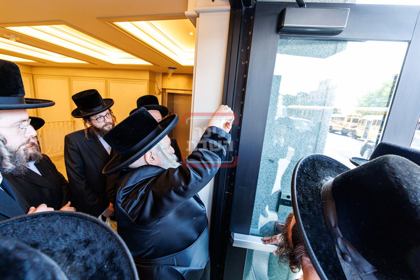 מעמד קביעת מזוזות באולם 'אהלי פרידא' ד'באבוב בב"פ