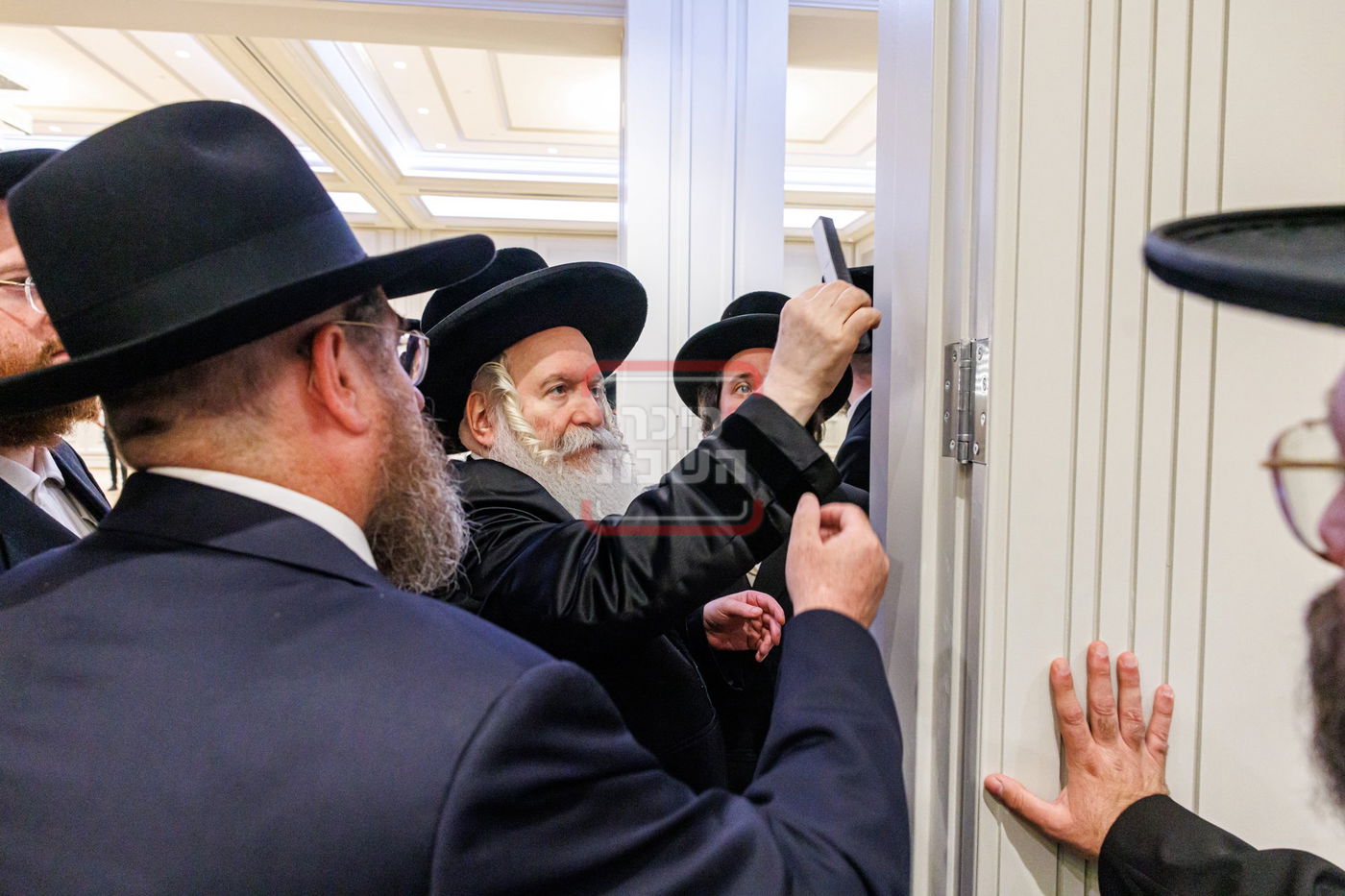 מעמד קביעת מזוזות באולם 'אהלי פרידא' ד'באבוב בב"פ