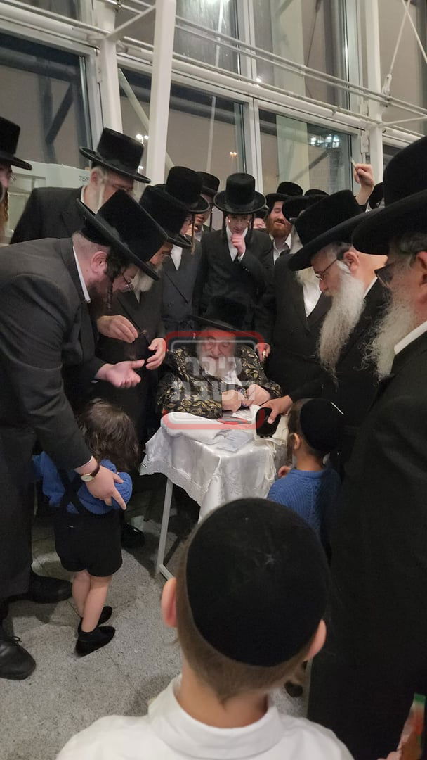 האדמו"ר מויז'ניץ בהגעתו לארה"ב