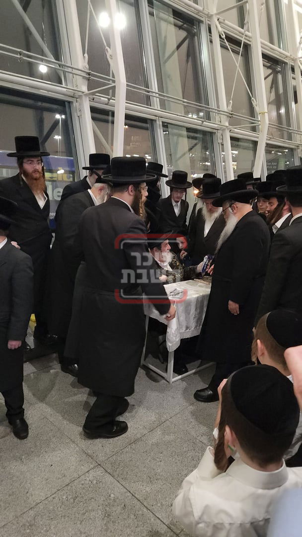 האדמו"ר מויז'ניץ בהגעתו לארה"ב