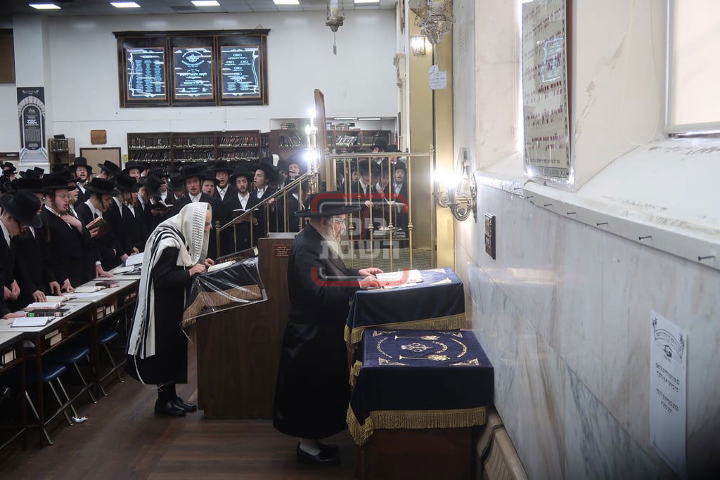 האדמו"ר מסאטמר בתפילת יו"כ קטן