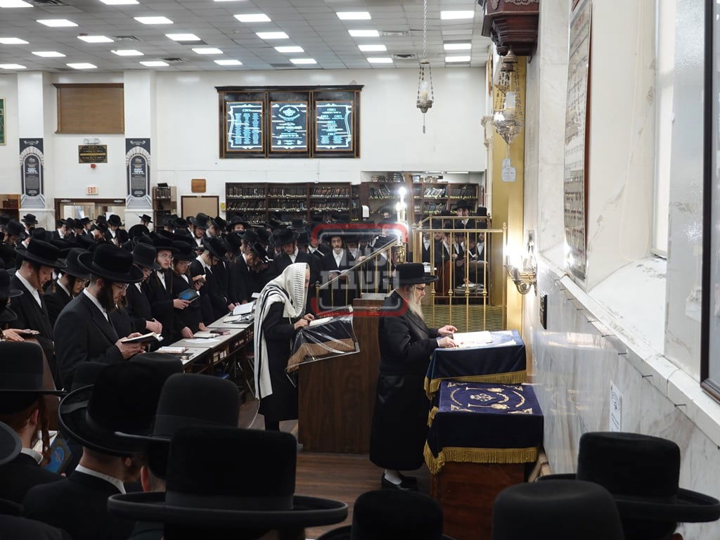 האדמו"ר מסאטמר בתפילת יו"כ קטן