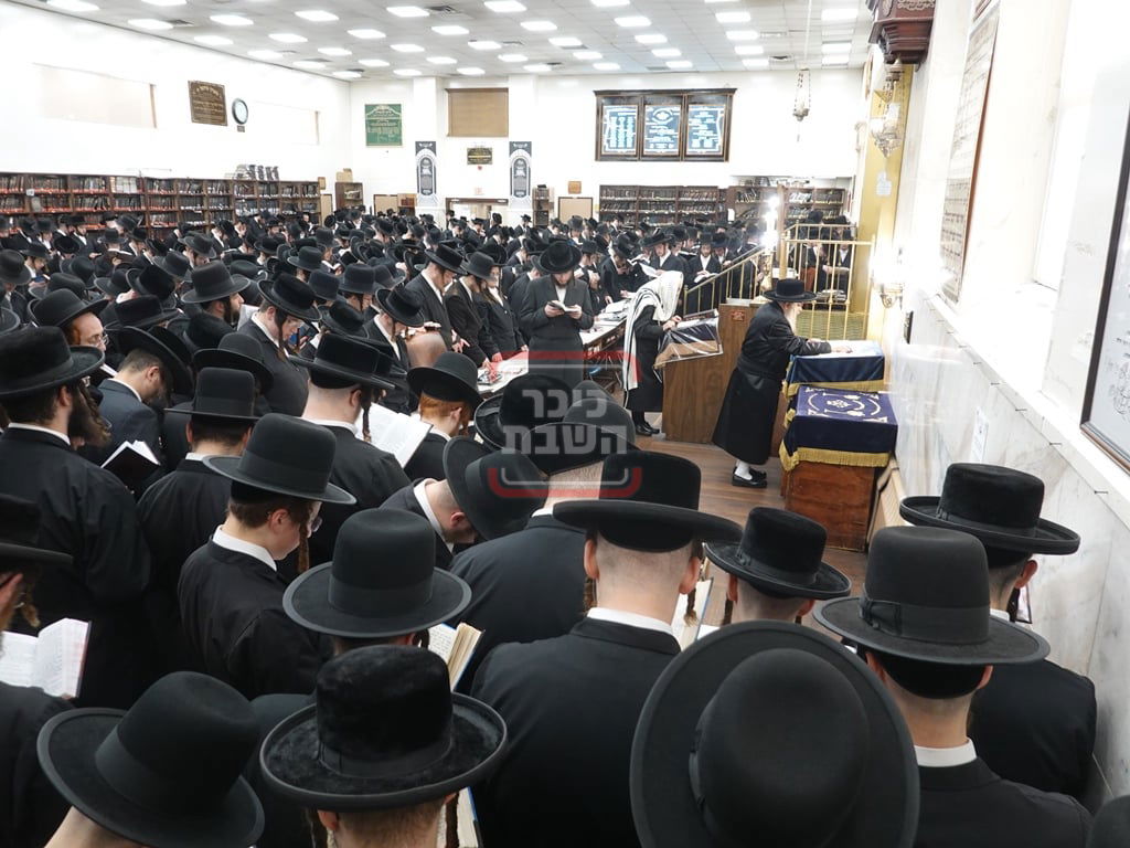 האדמו"ר מסאטמר בתפילת יו"כ קטן