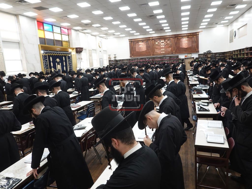 האדמו"ר מסאטמר בתפילת יו"כ קטן