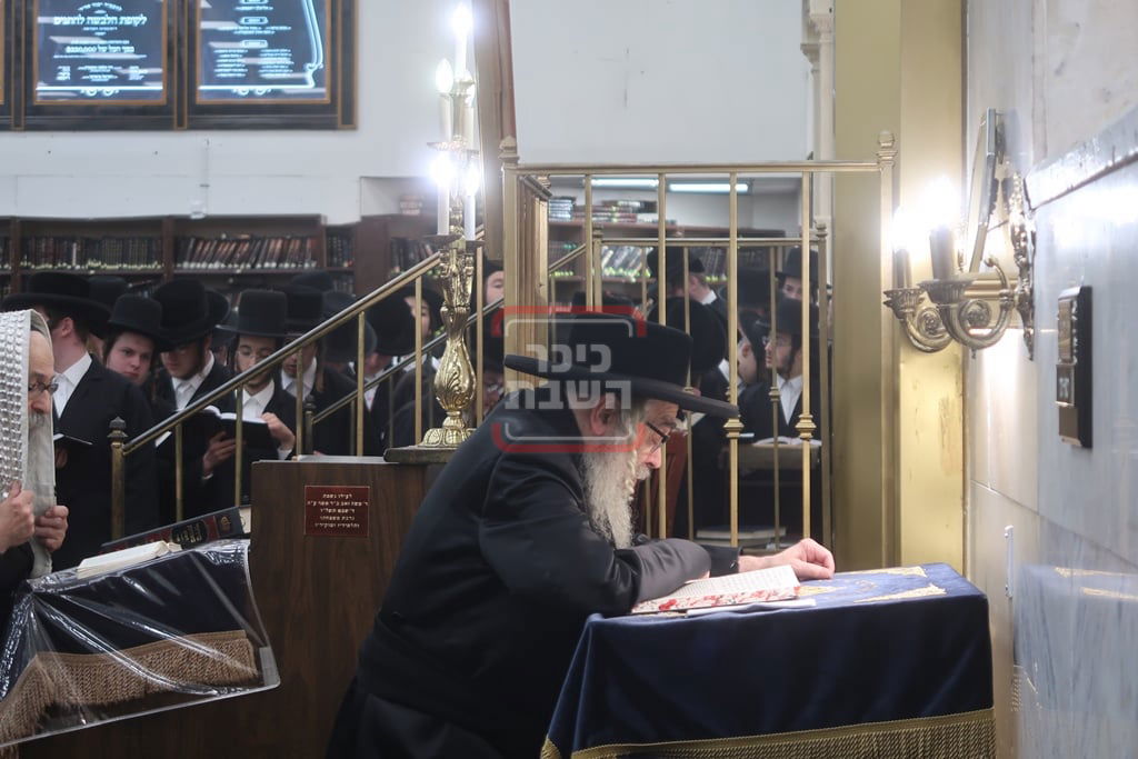 האדמו"ר מסאטמר בתפילת יו"כ קטן