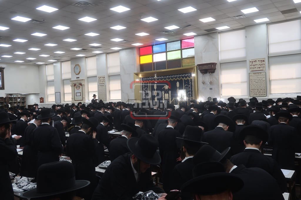 האדמו"ר מסאטמר בתפילת יו"כ קטן