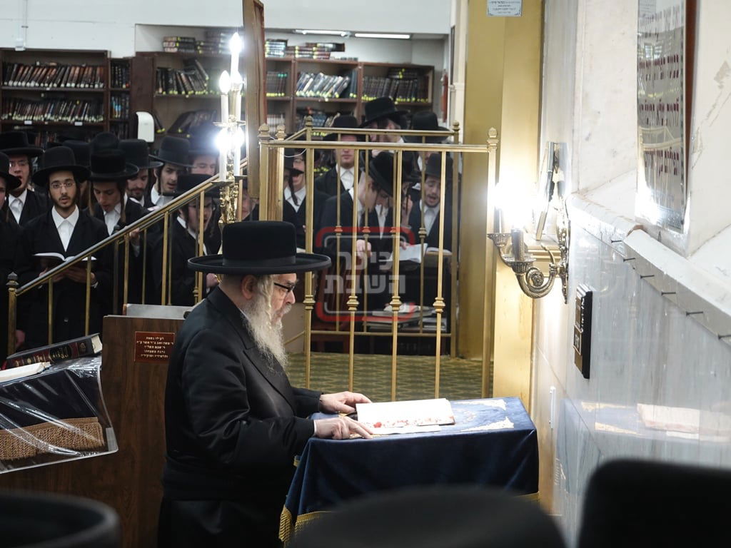 האדמו"ר מסאטמר בתפילת יו"כ קטן