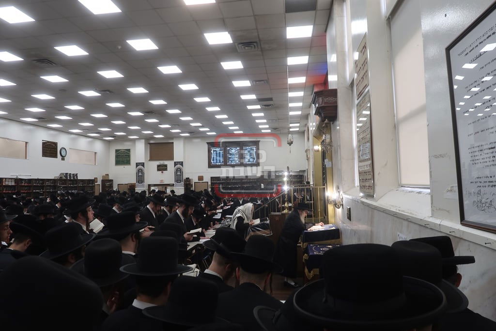 האדמו"ר מסאטמר בתפילת יו"כ קטן